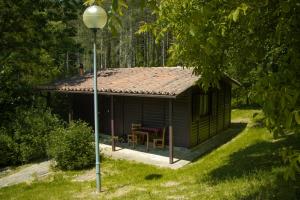 Cabaña pequeña con mesa y poste de luz en Gaztainuzketa Mendi Etxeak, en Leintz-Gatzaga (Salinas de Léniz)