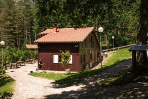 une petite maison au milieu d'un chemin dans l'établissement Gaztainuzketa Mendi Etxeak, à Leintz-Gatzaga