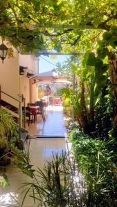 - un jardin avec une terrasse dotée d'une table et de chaises dans l'établissement Rosana guest house, à Nazareth