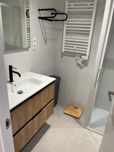 ein kleines Bad mit einem Waschbecken und einer Dusche in der Unterkunft Nice new flat near the beach in Lloret de Mar