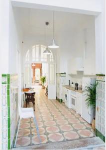 瓦伦西亚Habitación doble en Ruzafa con baño privado的厨房配有桌子和椅子