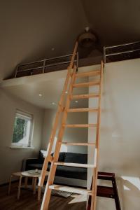 uma escada que leva a um beliche num quarto em Wolf Cottage 