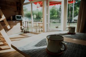 zwei Kaffeetassen auf einem Tisch in der Küche in der Unterkunft Wolf Cottage 