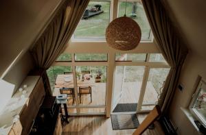 einen Blick über ein Haus mit einem großen Fenster in der Unterkunft Wolf Cottage 