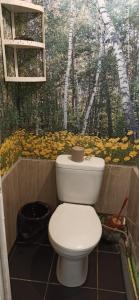 een toilet in een badkamer met muurschildering bij Мансарда с террасою, вид на море in Fontanka