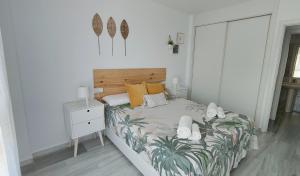Ένα ή περισσότερα κρεβάτια σε δωμάτιο στο Luxury Apartment Bajondillo Beachfront +26 φωτογραφίες