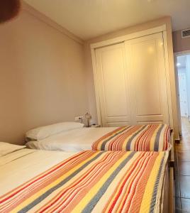 2 letti posti uno accanto all'altro in una stanza di Marina 4 apartment a Huelva