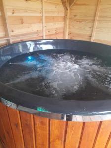 eine große Badewanne mit Wasser in einem Zimmer in der Unterkunft Chata Magnata in Zamość