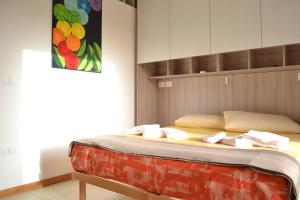 A bed or beds in a room at Il Terrazzo 40 metri dal mare