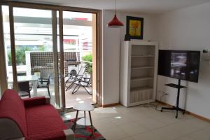 A television and/or entertainment centre at Il Terrazzo 40 metri dal mare