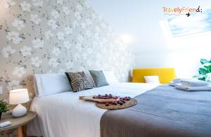 sypialnia z 2 łóżkami i tacą z owocami na łóżku w obiekcie Apartment with views of the Cathedral w Santiago de Compostela