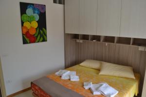 A bed or beds in a room at Il Terrazzo 40 metri dal mare