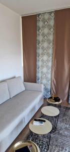 sala de estar con sofá y 2 mesas en Студио Тони 2 en Varna