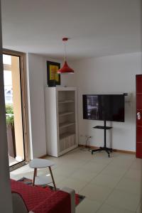 A television and/or entertainment centre at Il Terrazzo 40 metri dal mare