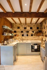 Kuchyň nebo kuchyňský kout v ubytování The Dinton Dovecote
