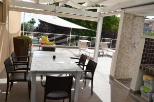 A balcony or terrace at Il Terrazzo 40 metri dal mare