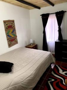 - une chambre avec un lit blanc et une fenêtre dans l'établissement Cabaña en la Montaña, 2 Habitaciones, à Sutatausa