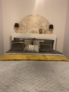 een slaapkamer met een bed met een hoofdeinde en kussens bij Comfort18 in Bydgoszcz