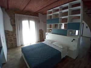 een slaapkamer met een bed en een boekenplank bij Podere Feltrino in Grosseto