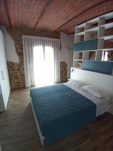 een slaapkamer met een groot bed en een raam bij Podere Feltrino in Grosseto