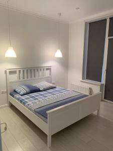 1 cama en un dormitorio con 2 almohadas en Стильная 2-х комнатная ЖК Браво, en Astana