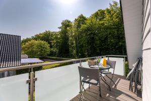 eine Terrasse mit einem Tisch und Stühlen auf dem Balkon in der Unterkunft Haus Hamburg Wohnung 2 in Hohwacht