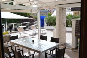 A balcony or terrace at Il Terrazzo 40 metri dal mare