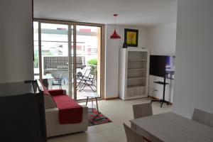 A television and/or entertainment centre at Il Terrazzo 40 metri dal mare