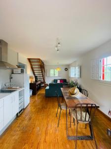 cocina y sala de estar con mesa y sillas en Casa rural La Frambuesa, en Galaroza