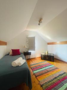 a bedroom with a bed and a rug at Casa rural La Frambuesa in Galaroza