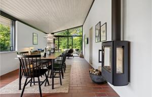 comedor y sala de estar con chimenea en Awesome Home In Odder With Kitchen, en Odder