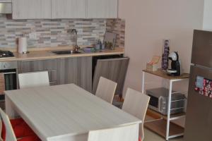 A kitchen or kitchenette at Il Terrazzo 40 metri dal mare
