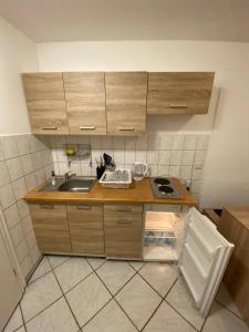 uma pequena cozinha com um balcão e um lavatório em Zentrales Apartment: Kreuzberg, Berlin em Berlim