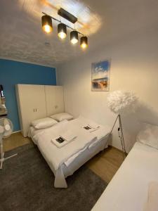 um quarto com 2 camas e lençóis brancos em Zentrales Apartment: Kreuzberg, Berlin em Berlim