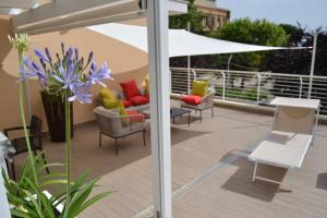 A balcony or terrace at Il Terrazzo 40 metri dal mare