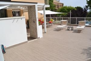 A balcony or terrace at Il Terrazzo 40 metri dal mare