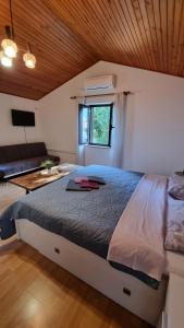 1 dormitorio con 1 cama grande en una habitación en Sobe Biserka i Mario Brseč, en Brseč