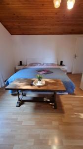 1 dormitorio con cama y mesa de madera en Sobe Biserka i Mario Brseč, en Brseč