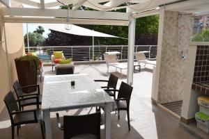 patio con tavolo e sedie di Il Terrazzo 40 metri dal mare a Giulianova