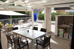 A balcony or terrace at Il Terrazzo 40 metri dal mare