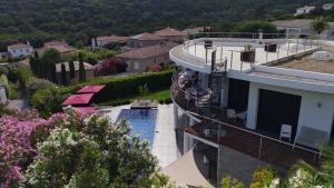 Bazén v ubytovaní Grande Villa 350 M2, piscine chauffée vue mer et collines, CAVALAIRE sur mer, 10 personnes alebo v jeho blízkosti