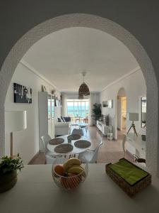ein Wohnzimmer mit einem Tisch und einem Wohnzimmer in der Unterkunft Vista Tabarca in Santa Pola