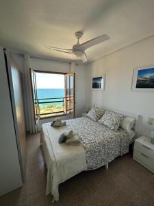 Schlafzimmer mit einem Bett und Meerblick in der Unterkunft Vista Tabarca in Santa Pola