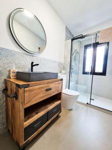 a bathroom with a sink and a mirror on the wall at Lujoso apartamento junto a Museo Salzillo in Murcia