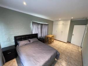 ein Schlafzimmer mit einem großen Bett in einem Zimmer in der Unterkunft 15 St Aidans in Grahamstown