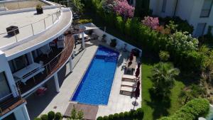 Bazén v ubytovaní Grande Villa 350 M2, piscine chauffée vue mer et collines, CAVALAIRE sur mer, 10 personnes alebo v jeho blízkosti