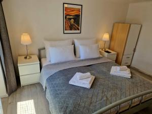 ein Schlafzimmer mit einem Bett mit Handtüchern darauf in der Unterkunft Vila Ivana Jadranovo in Jadranovo + 49 Fotos