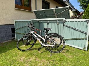 una bicicletta parcheggiata nell'erba accanto a una casa di Ferienwohnung Bad Wilsnack a Bad Wilsnack