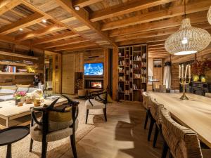 TV/Unterhaltungsangebot in der Unterkunft Superbe ferme rénovée en chalet de luxe en PLEINE NATURE