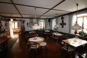 ein Restaurant mit Tischen und Stühlen in einem Zimmer in der Unterkunft Hotel-Gasthof Rose in Oberammergau